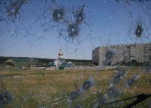 Ein Grenzposten in Luhansk, durch die Windschutzscheibe eines zerschossenen Lastwagens. Photo: uainfo.org