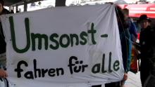 Transpi mit der Aufschrift "Umsonstfahren für alle" im Münchener Hauptbahnhof