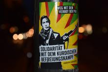 Das Bild zeigt einen Aufkleber mit der Aufschrift "Weg mit dem PKK-Verbot - Solidarität mit dem kurdischen Befreiungskampf!"