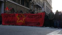 Antifaschistisches Banner auf der Demo in Genua.