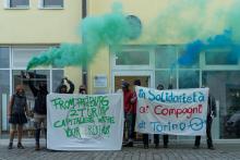 protestaktion für hausbesetzer*innen und gegen repression am italienischen konsulat in freiburg