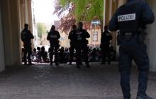 Sitzblockade der Haupteinfahrt