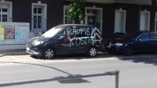 Beschädigtes Auto der ASW mit der Parole "Räumen kostet!"