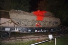Kriegspropaganda sabotieren - Panzer mit Farbe markiert!