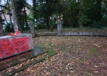 Gedenktafel mit roter Farbe - mit pink steht Nazis Raus im Hintergrund