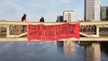 Bannerdrop in Solidarität mit Rojava auf einer Mainbrücke in FFM