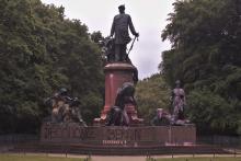 Mit Farbe und #DecolonizeBerlin wird die Bismarckstatue als koloniale Kontinuität markiert