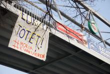 Ein Banner mit der Aufschrift "EUROPA TÖTET! #EVACUATEMORIA" hängt an der Fußgängerbrücke des S-Bahnhof Johannesthal.