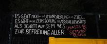 Banner mit Text: Es geht nicht um die Humanisierung als Ziel, es geht um die Zerstötung des Abschiebesystems als Schritt auf dem Weg zur Befreiung aller!