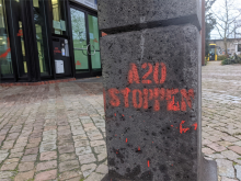 A20 Stoppen in roter Farbe vor der Autobahn GmbH Außenstelle