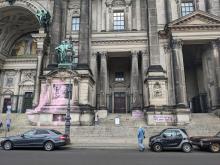 Berlier Dom Frontseite mit Farbe verschönert