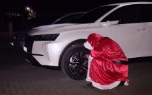 Weihnachtsmann lässt Luft aus einem SUV-Reifen
