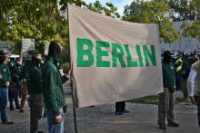 Personen halten auf einer rechten Demonstration ein Banner mit der Aufschrift "Berlin".