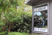 Eine gekapterte Werbevitrine in Göttingen vor dem blauen Turm