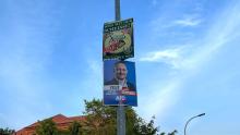 Zwei Wahlplakate an einem Laternenmast, eins von der AfD, das andere vom III. Weg