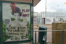 Pro Asyl Adbusting vor dem Parlament in Helsinki
