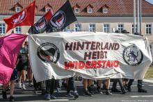 Eine Demonstration vor dem Bahnhof Prenzlau. Auf dem Fronttransparent steht "Hinterland heißt Widerstand"