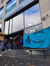 Banner "Refugees Welcome to Wuppertal" vor der Ausländerbehörde