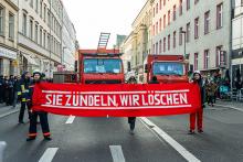 Angeführt von Feuerwehrautos und einem Banner „Sie zündeln – wir löschen!“ Demo gegen Friedrich Merz und die Öffnung der CDU zur AfD.