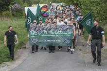 Der Dritte Weg demonstriert auf einem Feldweg