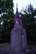 Ein Bild vom Ehrenmal des Coburger Convents verschönert mit pinker Farbe