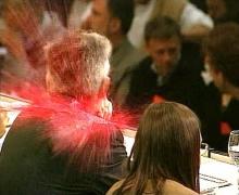 Außenminister Fischer wird von roter Frabe getroffen
