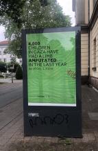 Poster in Werbevitrine mit dem Text "4,000 CHILDREN IN GAZA HAVE HAD A LIMB AMPUTATED IN THE LAST YEAR"