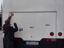 Bus wird mit feministischen Stickern beklebt