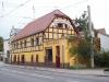 Die „Lau­be­gas­ter Wache“ ist bis­her der am längs­ten exis­tie­ren­de Na­zi­laden in Dres­den.