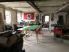 Hakenkreuzflagge und Hitler-Porträt