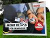 CDU Wahlplakat mit der Aufschrift "Mehr Klicks für Kriminelle" wurde umgestaltet. Es sind Bilder von Philipp Amthors und Lorenz Caffiers Köpfen mit den Hüten der Panzerknackerbande zu sehen sowie die Schlagworte "Maskendeals", "Rechter Terror" und "Maut"