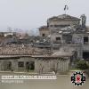 "Stoppt die türkische Besatzung - Riseup4Rojava" im Hintergrund zerbombte Gebäude