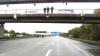 Brücke über A5 mit drei Abseiler*innen