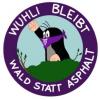 In einem lila Kreis ist der kleine Maulwurf mit einem lila Schlauchtuch als Vermummung zu sehen. Der kleine Maulwurf reckt die Faust kämpferisch in die Höhe. In dem Kreis steht: "Wuhli Bleibt - Wald statt Asphalt"