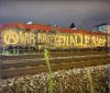Graffiti auf Zug. Ein Anarchie-A gefolgt vom Schriftzug "Wir kriegen alle 31er"