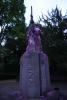 Ein Bild vom Ehrenmal des Coburger Convents verschönert mit pinker Farbe