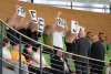 Antifaschist*innen halten Plakate mit "Free Maja" Schriftzug im Sächsischen Landtag.