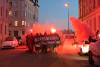 Bild einer Demonstration, Banner mit der Aufschrift Gerechtigkeit für Maja, Rote Pyrotechnik dahinter